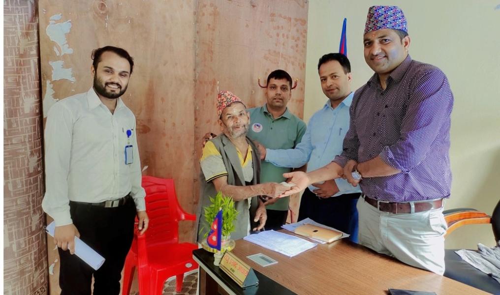 स्थानीय जातका गाई र हलगोरू पाल्ने कृषकलाई अनुदान वितरण