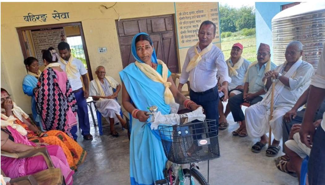 स्वास्थ्य स्वयंसेविकालाई साइकल वितरण