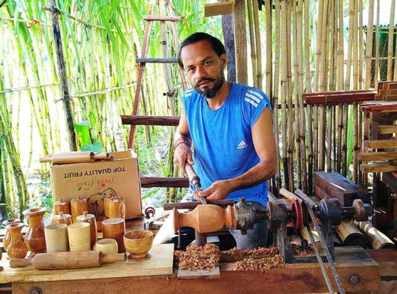 युट्युबबाट सिकेर काष्ठकलाको कर्ममा खटिएका भक्तबहादुर