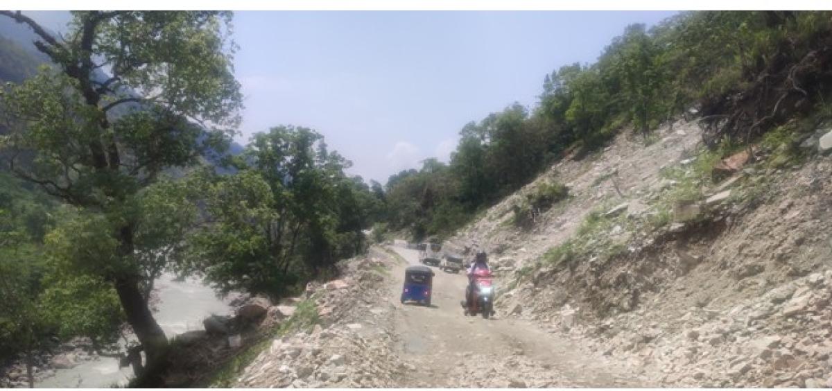 जोखिम बन्दै बेँसीसहर–चामे सडकयात्रा