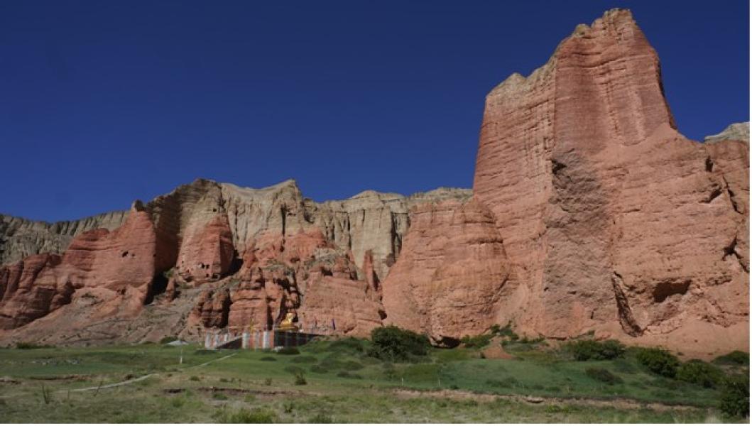 ढाक्मरका राताम्मे पहाड र गुफाले पर्यटक लोभ्याउँदै