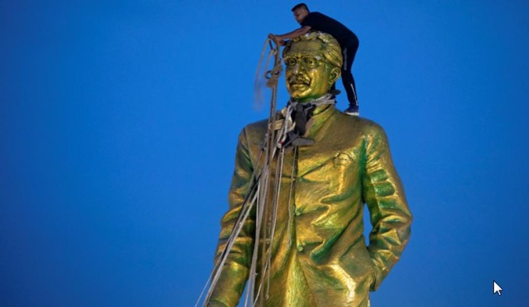 गत वर्ष आफ्नो नेतालाई अपदस्थ गरेको विद्रोहको परिणाम नियन्त्रण गर्न सङ्घर्ष गर्दै बङ्गलादेश