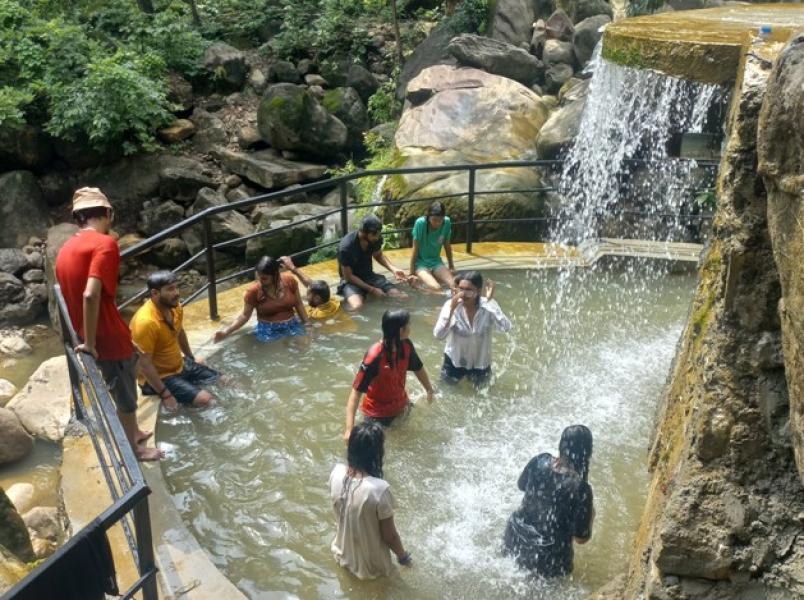 पर्यटकको आकर्षक गन्तव्य बन्दै आमपानी झरना