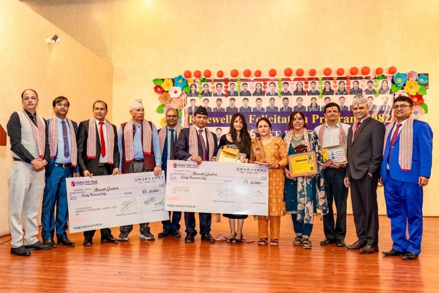 एसईई उत्कृष्ट मानषी गौतमलाई ४० हजार राशिको पुरस्कार प्रदान