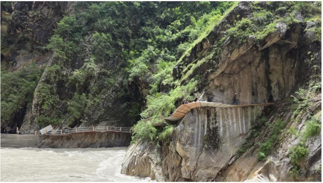 सब्बलको भरमा चट्टान फुटाएर घोरेटो बाटो निर्माण