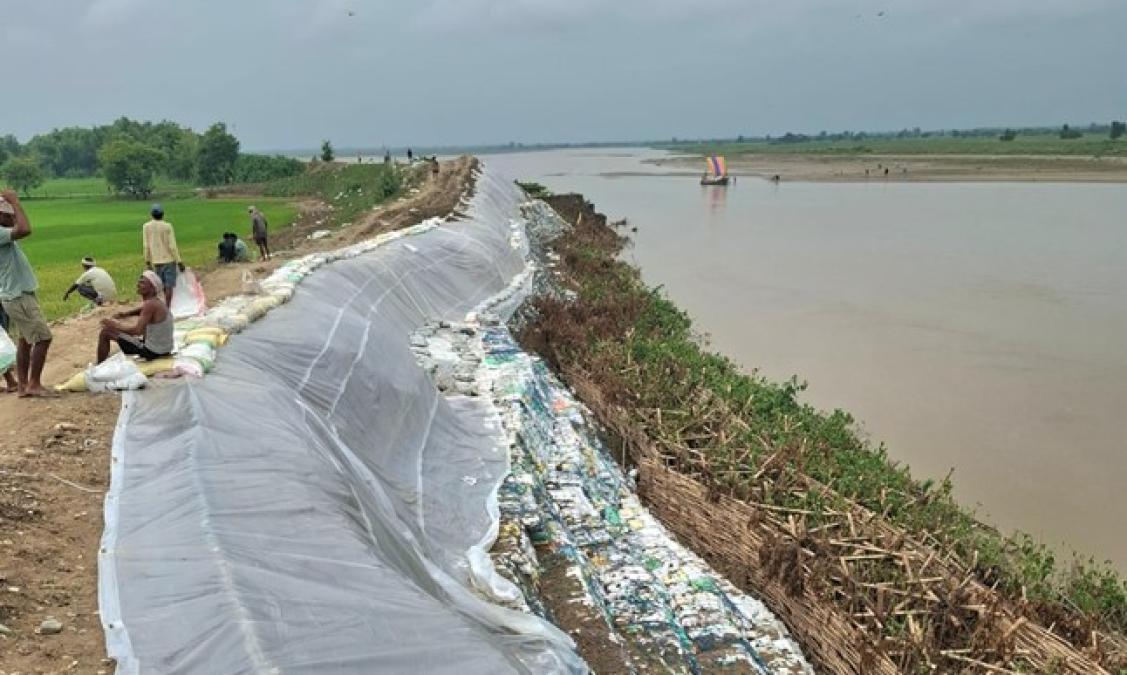 राप्ती नदीमा आपत्कालीन तटबन्ध निर्माण