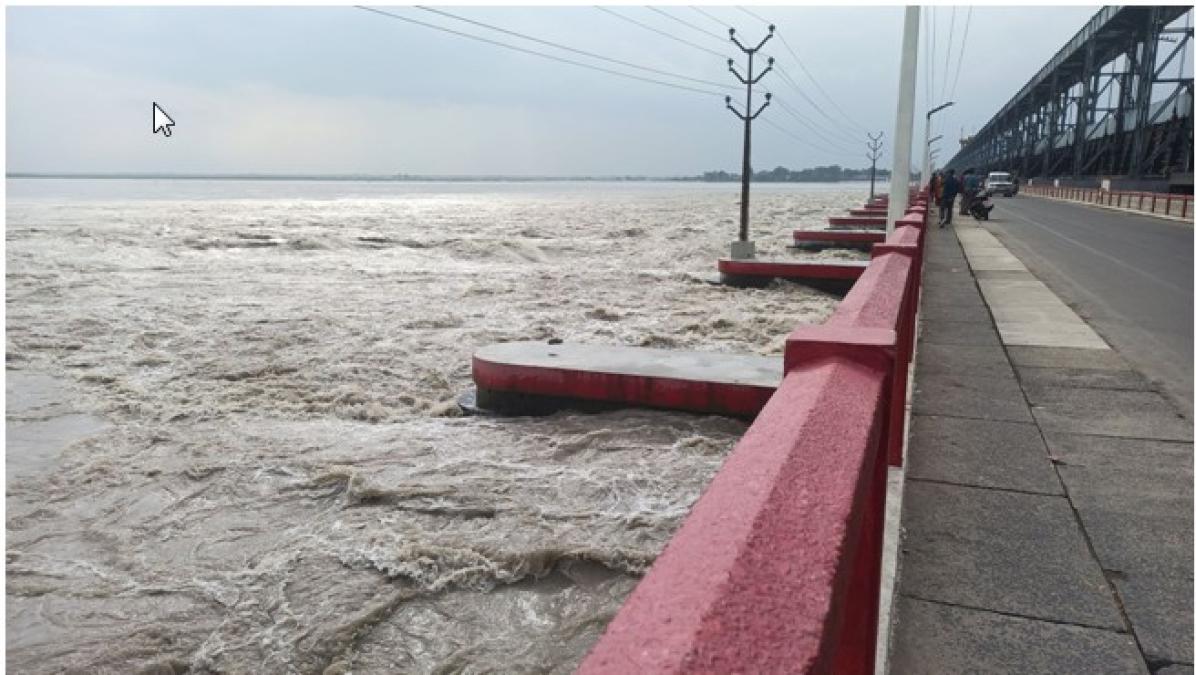 सप्तकोशीमा पानीको बहाव बढ्दो, २८ ढोका खोलियो