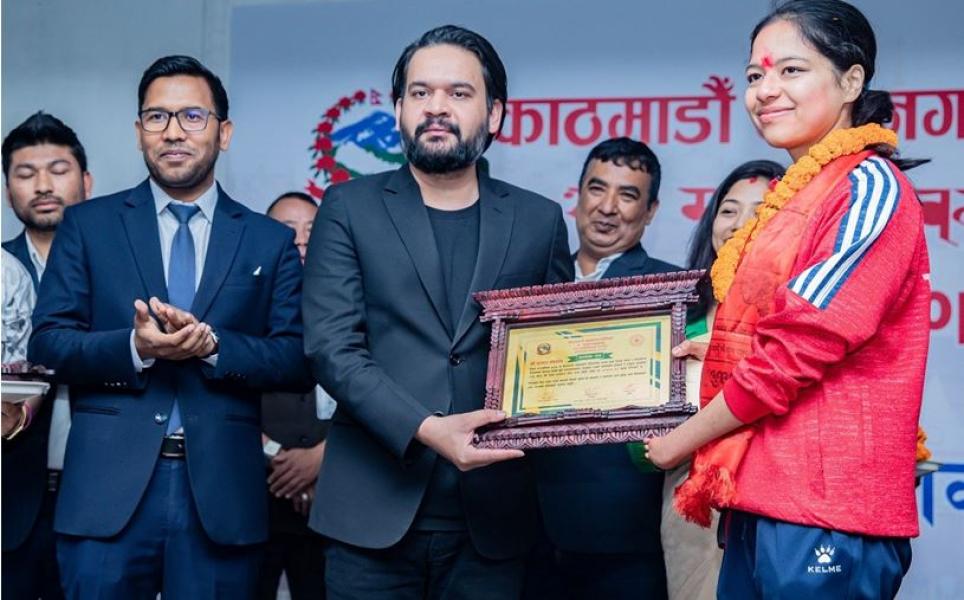 पलेशालाई नगद पाँच लाखसहित सम्मान