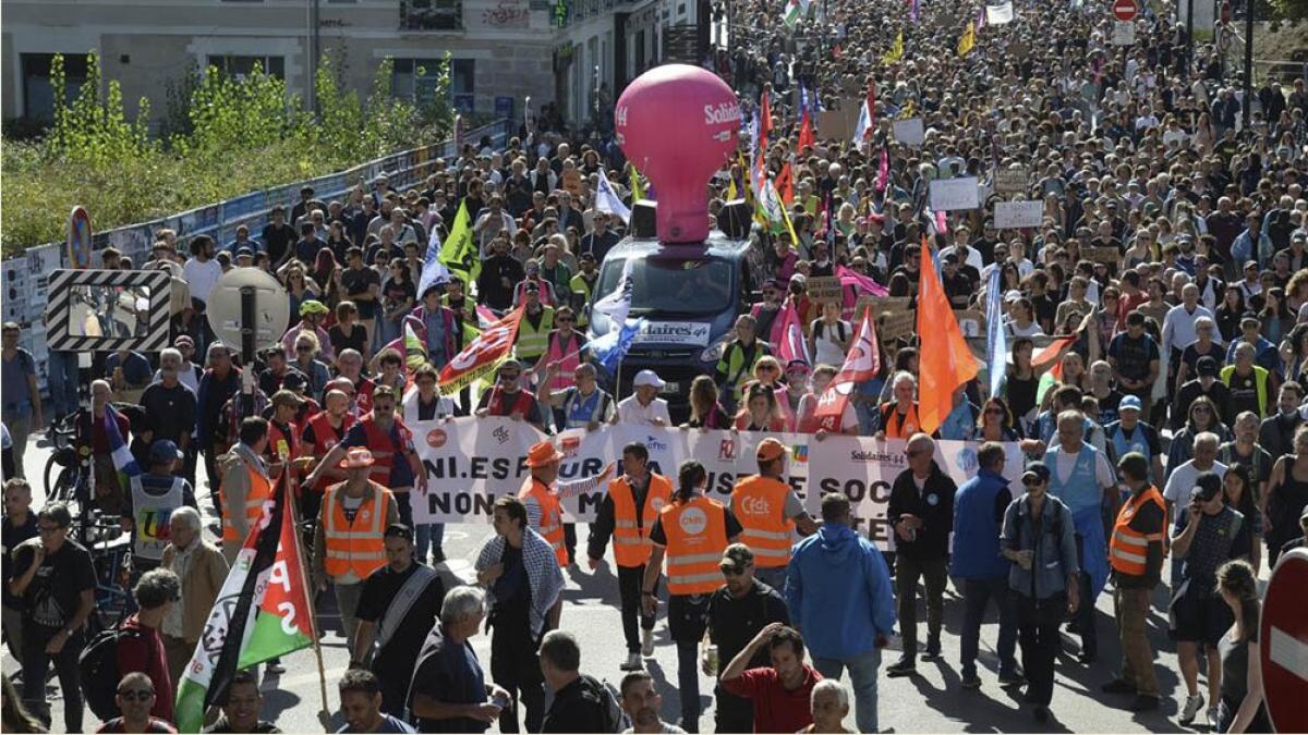 फ्रान्समा सरकारको विरोधमा लाखौँ मानिस सडकमा