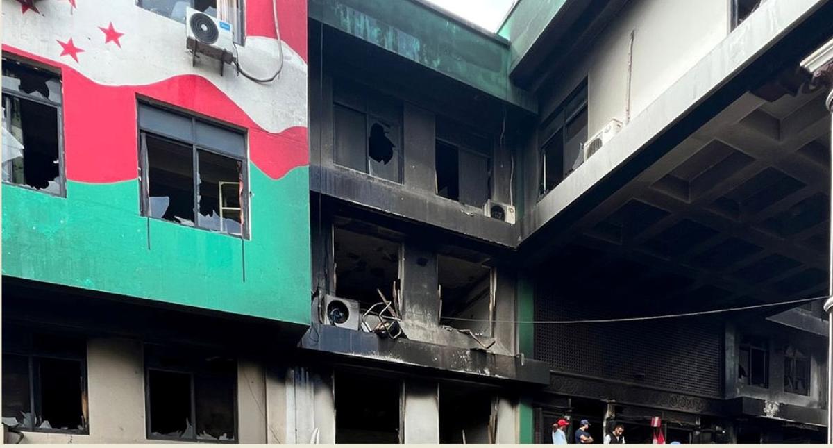 कांग्रेसले आगजनी भएको केन्द्रीय कार्यालय आज सरसफाई गर्दै