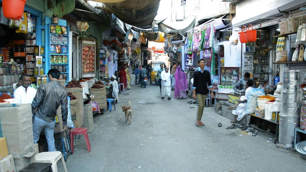 भारतीय बजार रुपैडिहामा नेपाली उपभोक्ताको लर्को, नेपालगञ्ज सुनसान