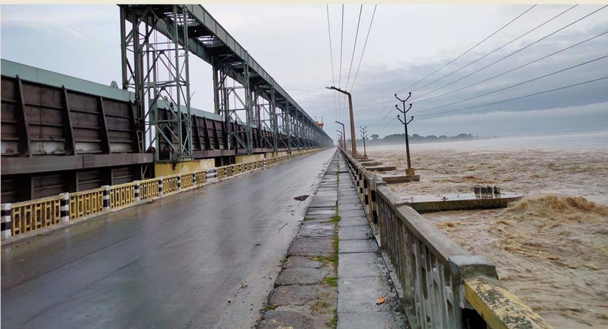 कोशी पुलमा यातायात पूर्णरुपमा बन्द