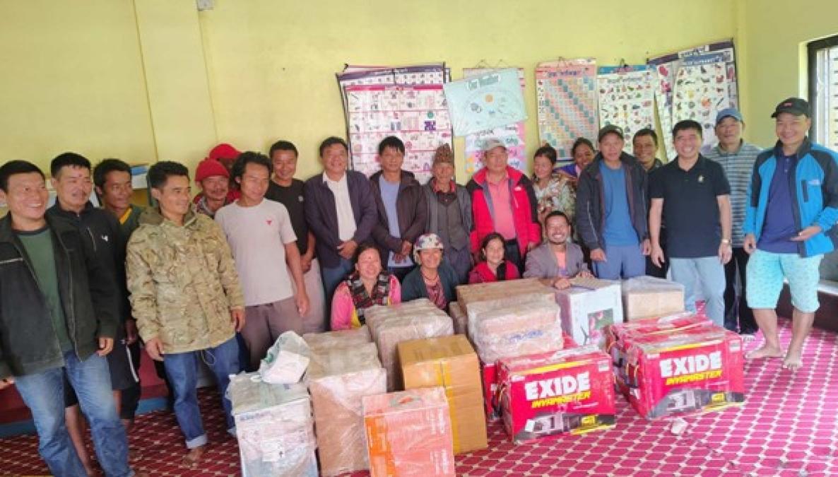 पूर्वविद्यार्थीद्वारा विद्यालयलाई शैक्षिक उपकरण सहयोग