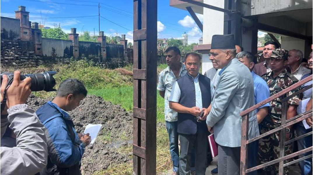 थोक बजार भवनको अवस्था बुझ्न चोभारमा कृषिमन्त्री अधिकारी