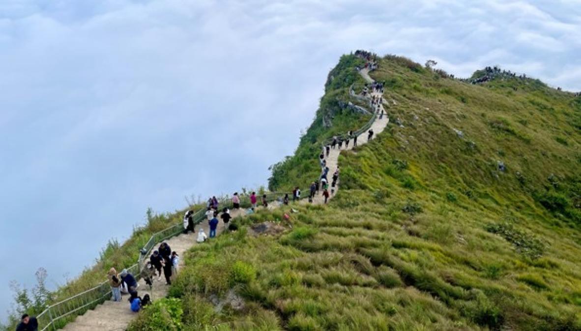 पर्यटक भन्छन्ः ‘मानुङकोटको सुन्दरताले लोभ्यायो’