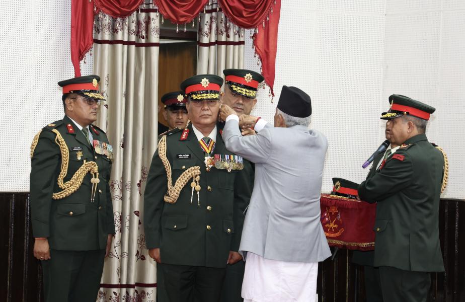राष्ट्रपतिद्वारा नवनियुक्त प्रधानसेनापतिलाई महारथीको दज्र्यानी चिह्न प्रदान