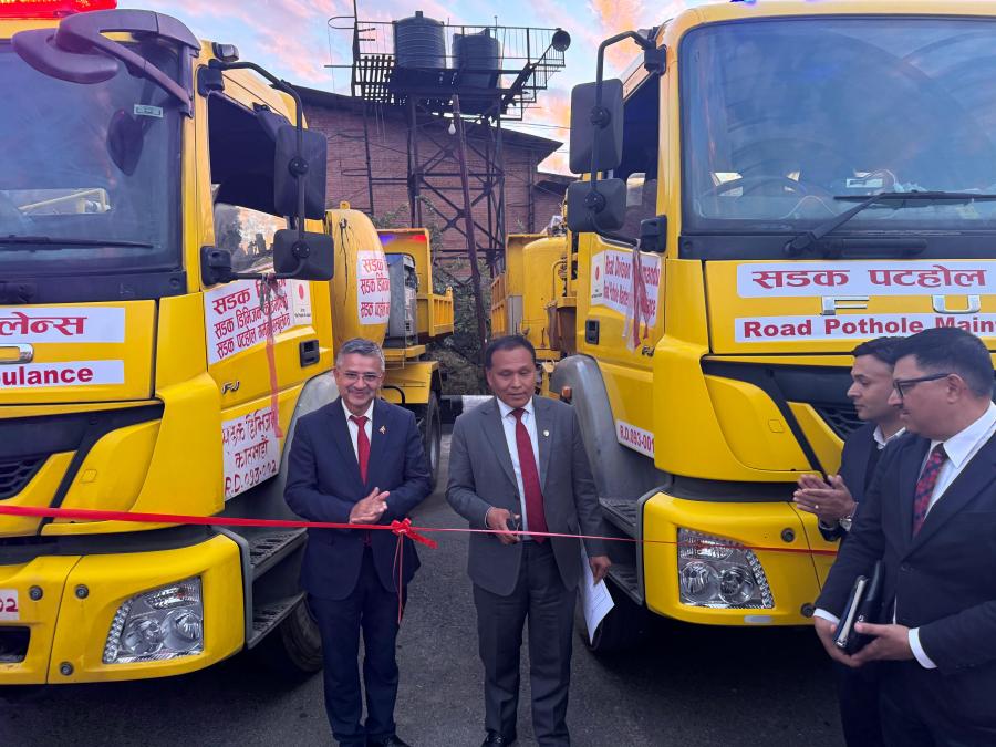 काठमाडौंका सडकका खाल्डाखुल्डी तत्काल मर्मत गर्न सडक एम्बुलेन्स सञ्चालनमा