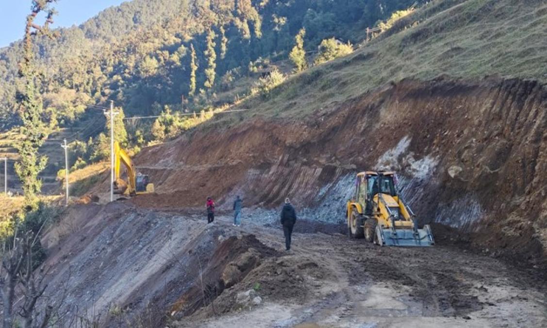 सालझण्डी–ढोरपाटन सडक : तीन पटक म्याद थप्दा ६० प्रतिशत काम
