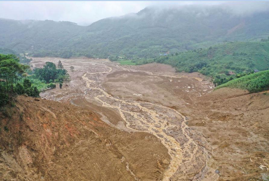 चक्रवात ‘यागी’ले निम्त्याएको पहिरोमा परी भियतनामको गाउँ ध्वस्त