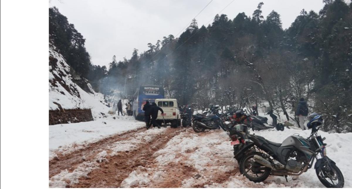 हिमपातका कारण मध्यपहाडी लोकमार्ग अवरुद्ध