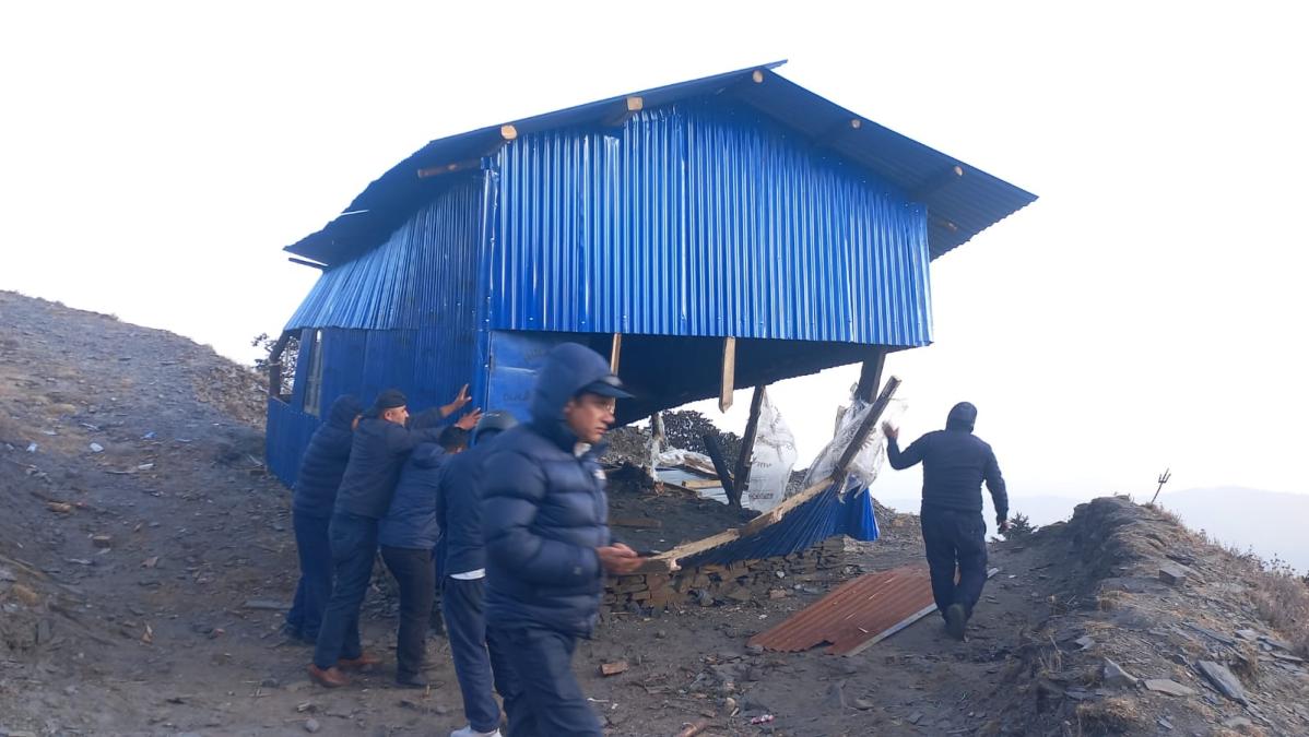 वन अतिक्रमण गरि बनाईएको संरचना भत्काईयो