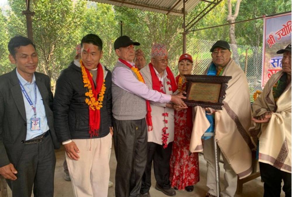 आर्थिक सहयोग गरेर विद्यालयलाई ऋणमुक्त