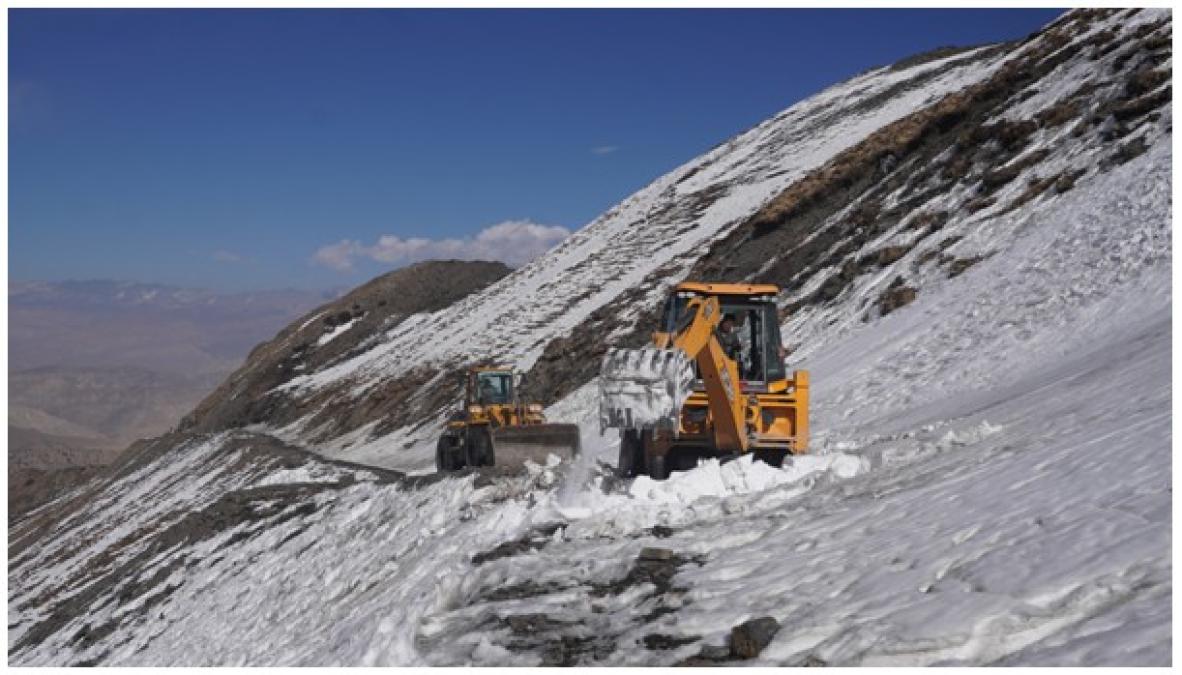 साङ्ता मतदान केन्द्र जाने सडकको हिउँ पन्छाइँदै