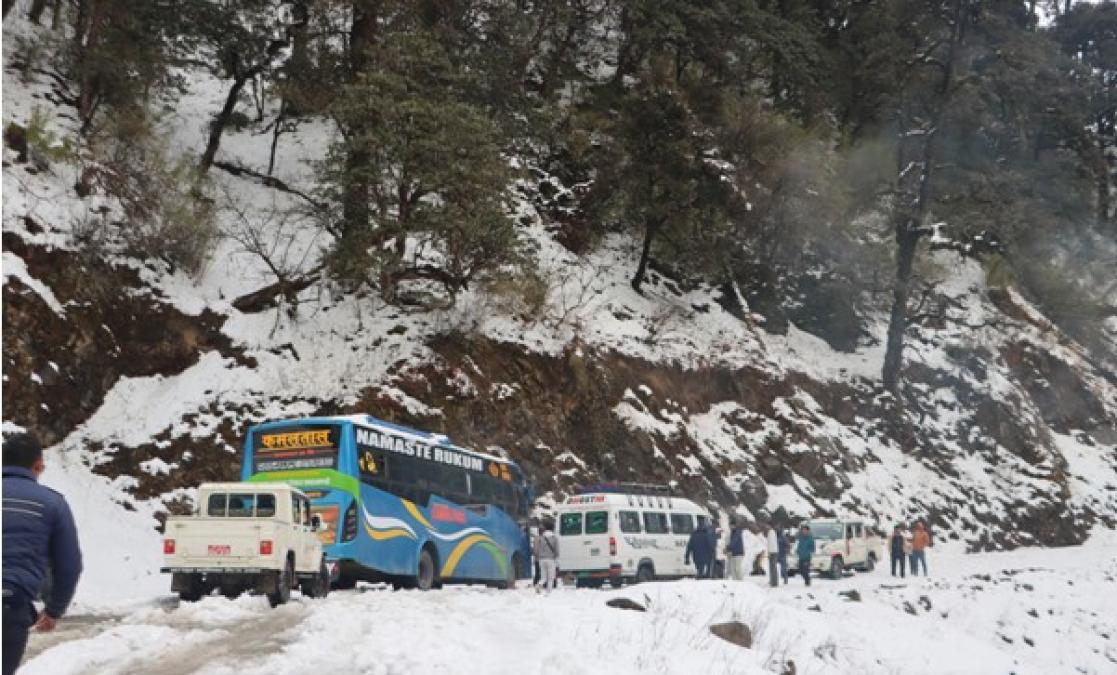भारी हिमपातका कारण मध्यपहाडी लोकमार्ग अवरुद्ध